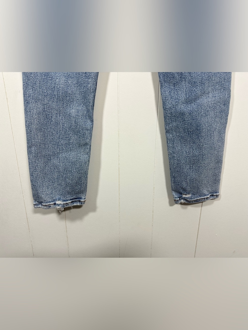 American Eagle Sz 2 Reg Distressed Stretch Mom Jeans Light Blue Denim Stretch - Picture 8 of 16